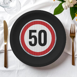 Prato De Papel Sinal circular vermelho na estrada com idade de an