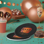 Prato De Papel Skull Funny Orange Gothic Birthday RIP para seus 2<br><div class="desc">Cabeça de crânio engraçada em laranja preto,  estilo pop,  Festa de aniversário de Halloween RIP Para seus pratos de papel dos 20 anos para ele. Divertido,  aniversário de 30 anos assustador. Três crânios design com olhos paternais. Trendy,  única,  assustadora,  inspirada moderna. Imagem copyright Marg Seregelyi Fotografia.</div>