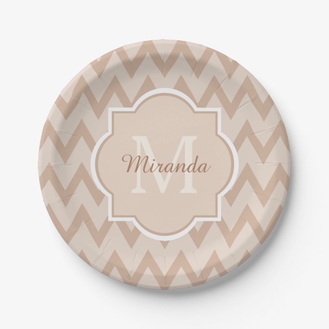 Prato De Papel Trendy Tan Brown Chevron Zigzag Nome e Monograma (Frente)
