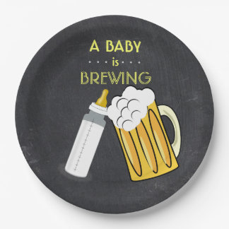 Prato De Papel Um bebê está fabricando cerveja a placa