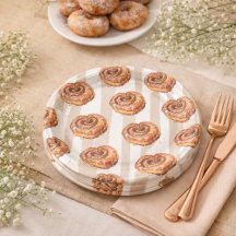 Um Bolo no Forno Tema de Rolo de Canela para Chás 