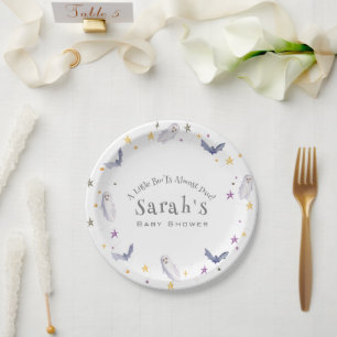 Prato De Papel Um Pequeno Boo Está Quase Para O Chá de fraldas De