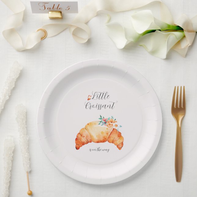 Prato De Papel Um Pequeno Croissant Está A Caminho Do Chá de fral (Casamento)