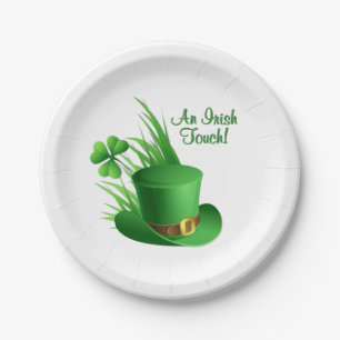 Prato De Papel Um Toque Irlandês Chapéu de Leprechaun em Grama Tr