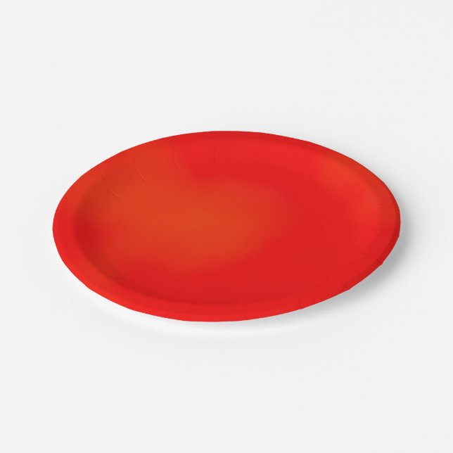 Prato de papel vermelho sobre um fundo branco (Inclinado)