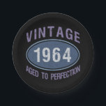 Prato De Papel Vintage 1964 60th Birthday<br><div class="desc">Uma ideia única de presente de aniversário para homens e mulheres que celebram uma era de marco com um legal efeito angustiante que diz "vintage,  aged to perfeitage".</div>