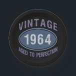 Prato De Papel Vintage 1964 60th Birthday<br><div class="desc">Uma ideia única de presente de aniversário para homens e mulheres que celebram uma era de marco com um legal efeito angustiante que diz "vintage,  aged to perfeitage".</div>