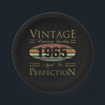 Prato De Papel Vintage 1965 60th Birthday<br><div class="desc">Celebre o ano em que você estava nascer com esta ideia engraçada de presente de aniversário para qualquer um que fizesse uma etapa importante. Diz "Vintage,  qualidade premium,  envelhecida à perfeição".</div>