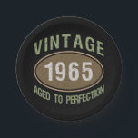 Prato De Papel Vintage 1965 60th Birthday<br><div class="desc">Celebre o ano em que você estava nascer com esta ideia engraçada de presente de aniversário para homens e mulheres que estavam mudando uma era de marco. Diz "Vintage,  envelhecido até à perfeição."</div>