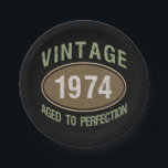 Prato De Papel Vintage 1974 50th Birthday<br><div class="desc">Uma ideia única de presente de aniversário para homens e mulheres que celebram uma era de marco com um legal efeito angustiante que diz "vintage,  aged to perfeitage".</div>