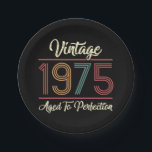 Prato De Papel Vintage 1975 50th Birthday<br><div class="desc">Uma ideia de presente de na moda do ano de nascimento para qualquer um que comemore uma era de marco. Este design de aniversário atraente tem um esquema de retro coloração leve e vibrante.</div>