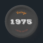 Prato De Papel Vintage 1975 - 50th Festa de aniversário Paper Pla<br><div class="desc">Vintage 1975 - 50th Festa de aniversário Paper Plates | Celebração limitada Celebra um marco com estas placas de papel de aniversário da 50ª edição limitada Vintage 1975 - perfeita para lançar uma celebração retro-inspirada, divertida. Apresentando um clássico design com tipografia ousada, essas placas decorativas acrescentam personalidade e talento à...</div>