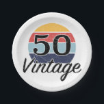 Prato De Papel Vintage 50th Birthday Sunset<br><div class="desc">Um design de aniversário de um marco com um pôr do sol colorido retrorreflector,  que tem um efeito de aflição falsa.</div>