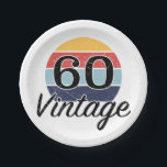 Prato De Papel Vintage 60th Birthday Sunset<br><div class="desc">Um design de aniversário de um marco com um pôr do sol colorido retrorreflector,  que tem um efeito de aflição falsa.</div>