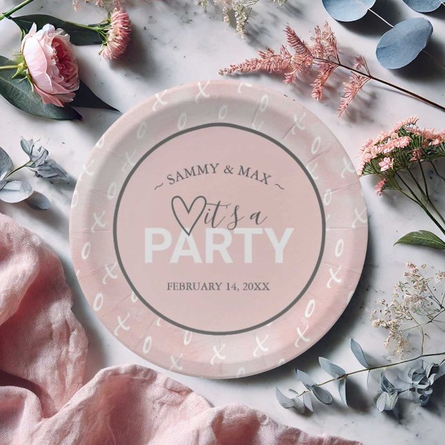 Pratos de Mesa Rosa Girly Blush Dia dos Namorados (Valentines party decor personalized paper plates with an xo pattern in white over blush pink.)