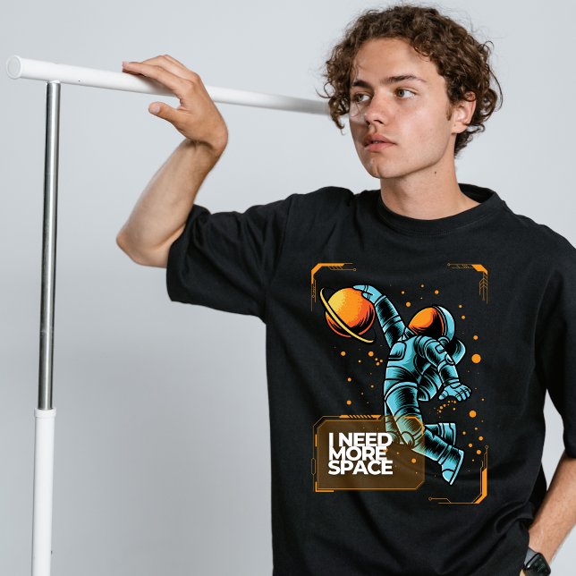 Preciso de mais espaço vista T-Shirt (Criador carregado)