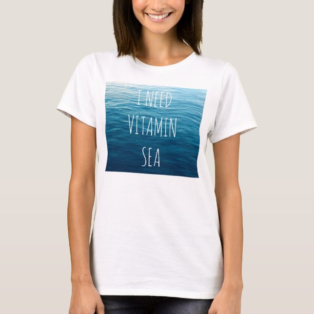 PRECISO DE VITAMIN SEA - T-shirt com fundo marinho (Frente)