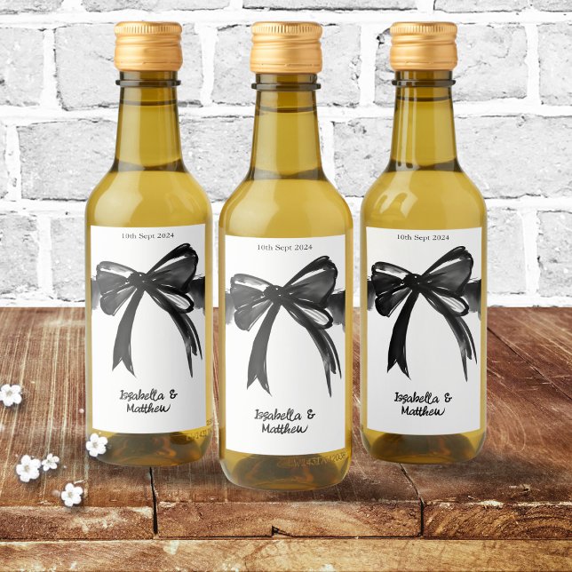 Prefeito de Casamento de Arco Cónico Moderno Preto (Black and White Modern Chic Cute Bow Ribbon Wedding Favor Wine Label gift idea for guests chic trend)