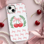 Preppy Cherries - Arcos cor-de-rosa e logotipo Lau<br><div class="desc">Capas de iphone com a estética pré-disquete coquetel em rosa e branco. Design apresenta cerejas amarradas com um arco cor-de-rosa e emolduradas com uma coroa de louros estilo logo. Bordado com um padrão de arcos cor-de-rosa que combinam com o logotipo da cereja. Projetado para o iPhone 14 Plus, mas ajustado...</div>