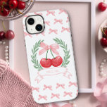 Preppy Cherries Arcos cor-de-rosa Laurel Wreath No<br><div class="desc">Capas de iphone personalizada com estética pré-disquete coquetel em rosa e branco. Design apresenta cerejas amarradas com um arco cor-de-rosa e emolduradas com uma faixa de nome e uma faixa de estilo laurel. Bordado com um padrão de arcos cor-de-rosa que combinam com o logotipo da cereja. Projetado para o iPhone...</div>