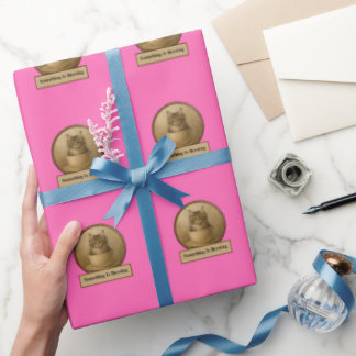 Presente Algo Está Sendo Preparado Rosa Quente Papel de Emb