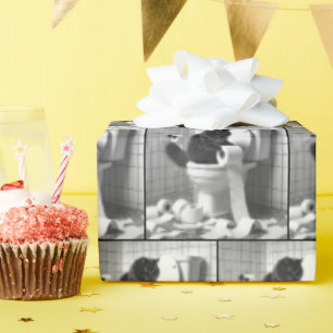 Presente Black Cat Desfazendo um Rolamento de Papel de Banh