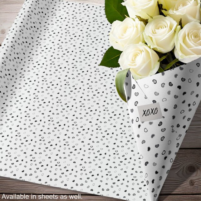 Presente Corações - Preto e Branco - Tubos de Papel de Embr (Hearts - Black and White - Wrapping Paper Rolls-roses-by Leapfroglisics Shop)