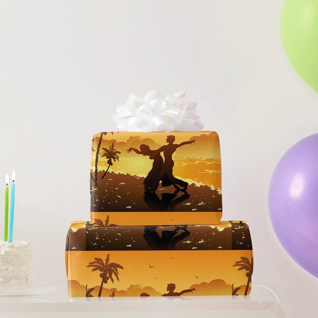 Presente Dança De casal No Papel De Enrolamento Da Praia (Criador carregado)