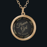 Presente de Colar Personalizado para Garota Flor<br><div class="desc">Este belo colar dourado é desenhado como presente de casamento ou favor para as floreiras. Projetado para coordenar com nossa Suíte de Casamento Elegante de Folha de Ouro, ele apresenta uma borda dobrada com o texto "Garota Flor", assim como um lugar para digitar seu nome. Uma bela maneira de a...</div>