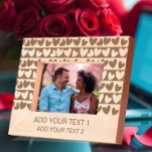 Presente de Design de Coração Romântico com Texto<br><div class="desc">Este quadro fotográfico lindamente desenhado adiciona um toque pessoal às suas memórias queridas. Apresentando um encantador padrão cardíaco, este quadro permite que você personalize duas linhas de texto, fazer-o o dom perfeito para os entes queridos ou uma adição na moda à sua decoração domiciliar. É ideal para celebrar ocasiões especiais...</div>