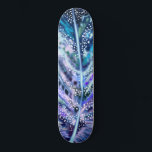 Presente de skate de penas azuis púrpura<br><div class="desc">Linda Pena MIGNADA</div>