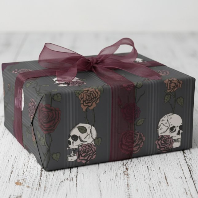 Presente Elegante Papel de Seda com Caveiras Góticas e List (Dark Gothic Wrapping Paper for Hallowedding or Goth Birthday. Elegant Skull Roses Stripes Pattern)