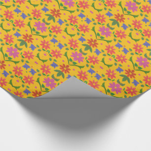 Presente Flores e Bolinhas em papel de enrolamento amarelo