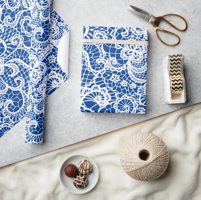 Presente Lace Branco No Papel De Enrolamento Azul (Artesanato)