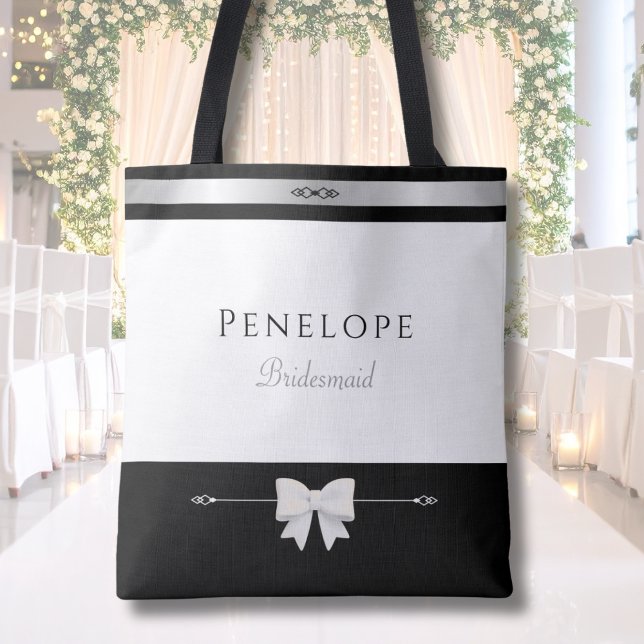 Presente Moderno para Damas de Honra | Tote de Tip (Elegant personalized Bridesmaid gift tote bag featuring luxury typography in a bridal suite)