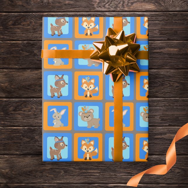 Presente Papel De Embalagem De Animais De Floresta Selvagem (Woodland Animal Wrapping Paper in of Blue, Orange and Brown. Features a Fox, Deer, Bear & Bunny)