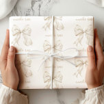 Presente Papel de enrolamento neutro do Arco Elegante<br><div class="desc">Adicione um pouco de sofisticação à sua dádiva com este Elegante Papel de embrulhamento de Arcos Neutrais. Apresentando delicados arcos de marfim suaves, maravilhosamente arranjados em fundo branco, este design é perfeito para casamentos, chás de panela, chás de fraldas, aniversários e outras ocasiões especiais. Os tons suaves e o padrão...</div>