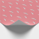 Presente Papel Origami guindaste Papel de mola cor-de-rosa<br><div class="desc">Este papel de embrulho bonito apresenta fundo cor-de-rosa de salmão com uma grua de papel origami-mãe e uma grua de papel origami para bebês. Altere a cor de fundo e personalize para suas necessidades. Perfeito para o natal, ano novo, casamentos, chás de fraldas, aniversários, ou qualquer ocasião! Você pode encontrar...</div>