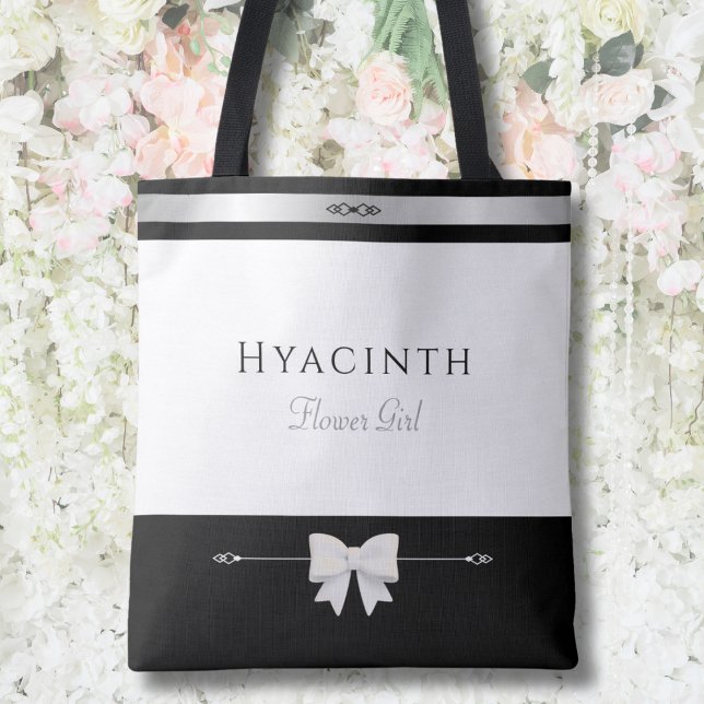 Presente para Dama de Flores | Bolsa de Mão Minima (Sweet personalized Flower Girl gift tote bag with luxury typography against a white floral wall)