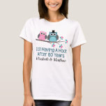 Presente para o 60th t-shirt do aniversário de<br><div class="desc">Este par bonito de corujas com a frase ainda que tem uma buzina após 60 anos é uma grande ideia do presente para um 60th presente do aniversário de casamento. Faz um grande 60th presente do aniversário para ela ou ele com casais felizes os nomes personalizados.</div>