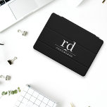 Presente para Padrinhos de casamento brancos e pre<br><div class="desc">Procurando um presente prático e na moda de padrinhos de casamento? Procure apenas esta sofisticada capa de ipad, com Iniciais Clássicos de Monograma em preto e branco. O elegante design e materiais de alta qualidade fazem dele a adição perfeita a qualquer espaço de trabalho ou viagem. Quer você esteja procurando...</div>