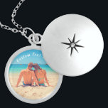 Presente Personalizado De Texto Fotográfico Colar<br><div class="desc">Colar Fotografias e Texto Personalizadas - Seu próprio Design - Especial - Família Personalizada/Amigos ou Presente de Colar Pessoal - Adicione Seu Texto e Foto - Redimensione mova ou remova elementos / imagem com a ferramenta Personalização. Escolha / adicione sua fonte favorita / cor / tamanho do texto! Você pode...</div>