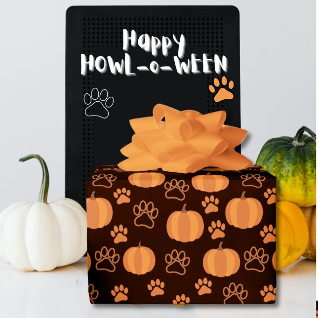 Presente Pumpkins e pinças Papel de ondulação do Dia das Br (Happy Howl-o-Ween gift with pumpkins and paws orange on black wrapping paper.)