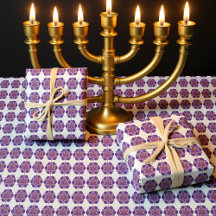 Purple Menorah sobre papel de enrolamento em fundo