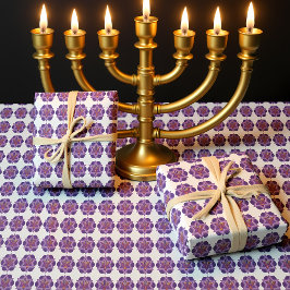 Presente Purple Menorah sobre papel de enrolamento em fundo