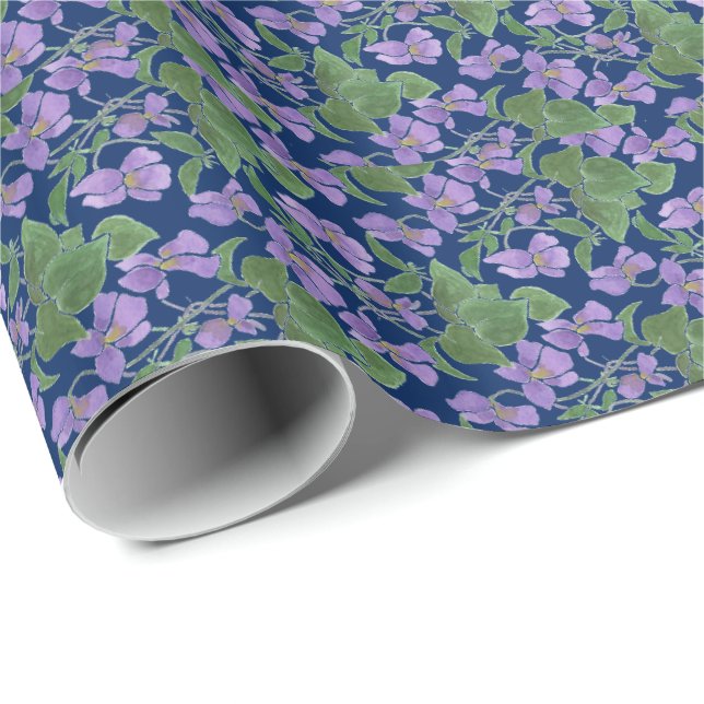 Presente Violetas bonito no papel de enrolamento do Marinho (Ponta do rolo)