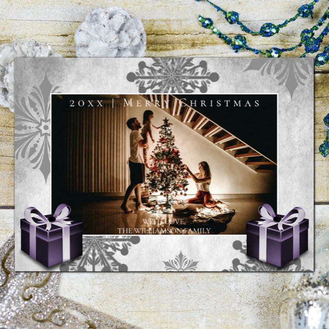 Presentes de Natal roxos e Cartão com fotos de flo (Purple Christmas Gifts and Snowflakes Holiday Photo Card)