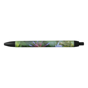 Preta caneta com púrpura clara/flor azul