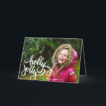 Preto alegre do cartão de cartões de natal | da<br><div class="desc">Envie cartões de natal à moda com estes cartões com fotos simples, modernos do feriado! A tipografia do divertimento lê, "azevinho agradavelmente, " e há um boneco de neve pequeno bonito no interior do cartão. A cor do fundo no interior do cartão pode ser personalizada a toda a cor que...</div>