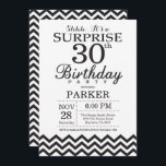 Preto Chevron do convite do aniversário de 30 anos<br><div class="desc">Convite do aniversário de 30 anos da surpresa com Chevron preto. Preto e branco. Aniversário adulto. O homem ou as mulheres Bday convidam. Para uma personalização mais adicional,  clique por favor "personalizam-no" botão e usam-nos nossa ferramenta de design para alterar este modelo.</div>